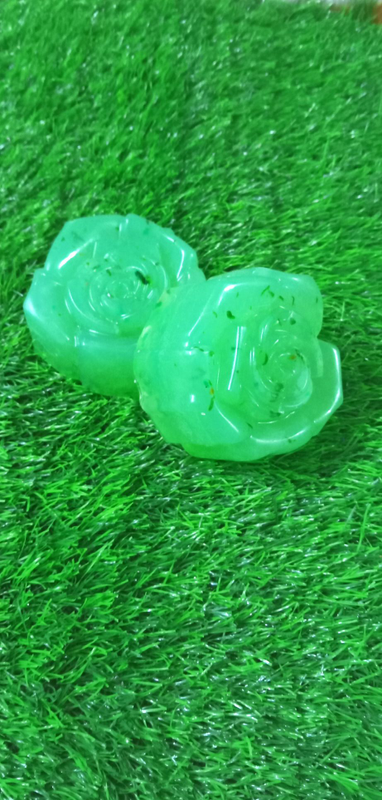 Handmade Cucumber Soap / Natural Clear Glycerine / Lemongrass Scented / SLS FREE / Handmade Beehive Wash Bar / Face Body Bar / Keep Skin Hydrated  / Keep Skin Moisturized / Cooling / Soothing / Anti Ageing / Skin Brightening /  Pore Minimizing /  Anti-Inflammatory /  Skin Healing / Bathing Bar.